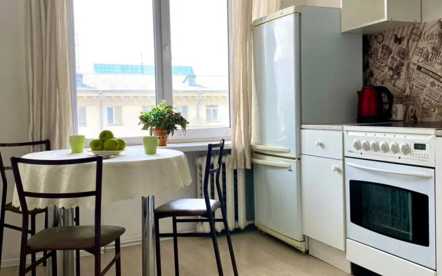 (2-Komnaty) V Tsentre Goroda Na Ploschadi Revolyutsii Flat