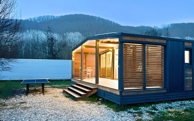 Частный дом Загородный комплекс на берегу реки с баней