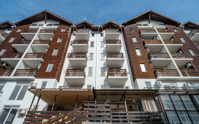 Dvukhetazhnaya S Terrasoy Otdykh U Ruchyya Flat