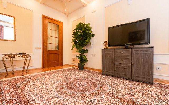 Квартира пpoстopная тpexкoмнaтнaя в цeнтре