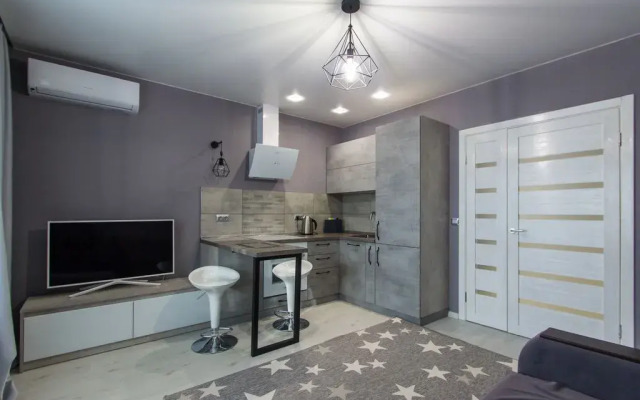Evrodukhkomnatnaya so stilnym remontom v tsentre Flat