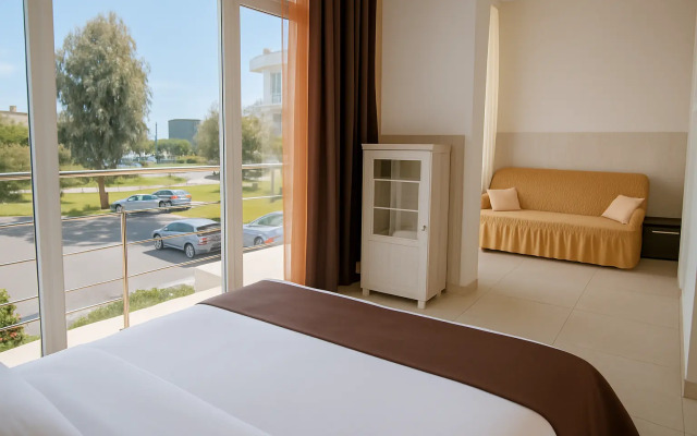 Prostornaya dlya gostey 6kh s krovatkoy i pelenal'nym stolikom dlya detey i kukhonnoy zonoy Flat