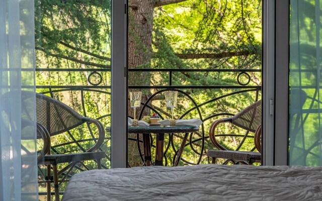 Studiya s balkonom u Dendrariya i morya. Pokrovskij 78 Apartments