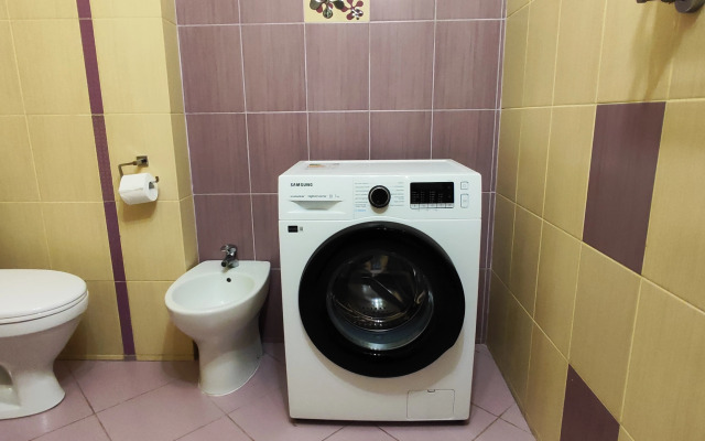 Dvukhurovnevaya U Morya Flat