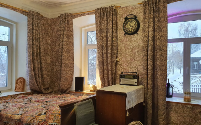 V starinnom osobnyake Revolyutsioner Ikonnikov Flat