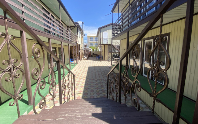 Na Uyutnoy 10 Guest House