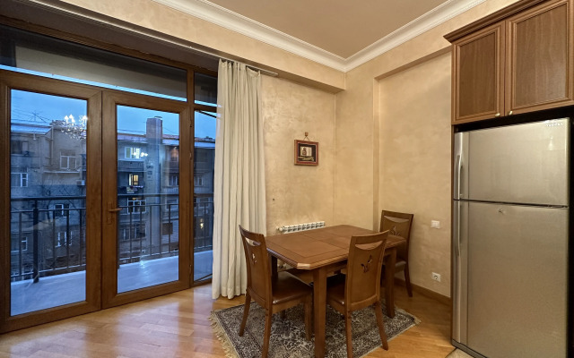 2-K v Novostroyke, Ulitsa Arama, Di482 Flat