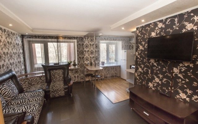 Na Parizhskoy Kommuny 23 Flat