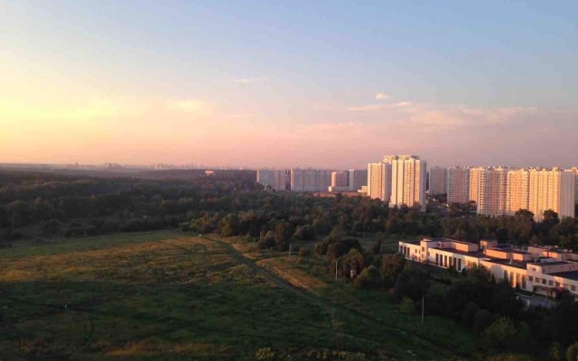 U Metro S Vidom Na Pisatelskiy Gorodok Apartments