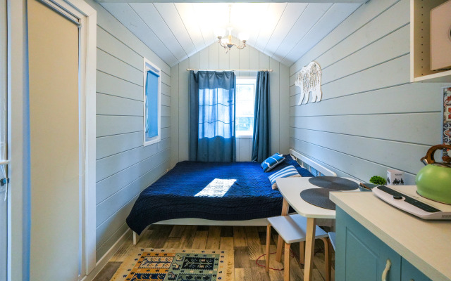 Siniy Domik V Lesu Na Zhivopisnoy Ulitse Glamping