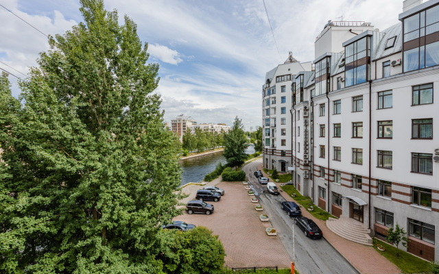 a.m. Rooms Petrovskiy overlooking the river Apartments