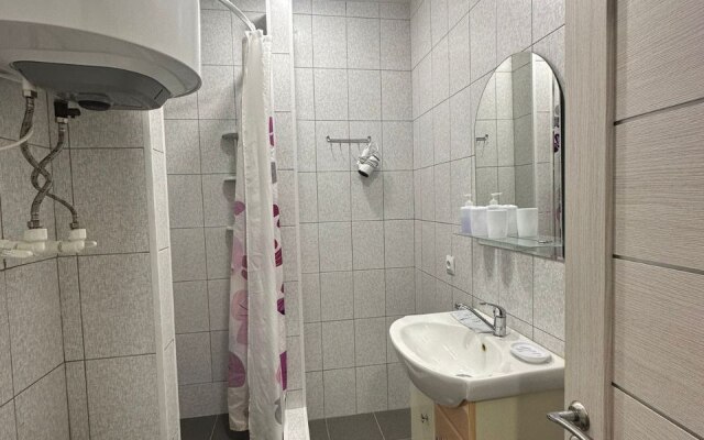 Schastye Zhit V Tsentre Sevastopolya S Balkonchikom Apartments