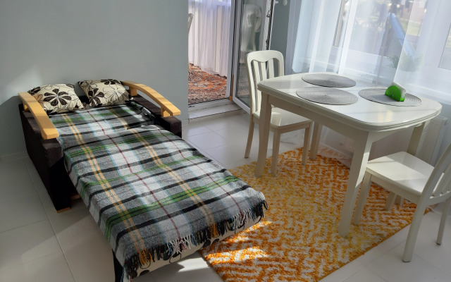 Uyutnaya kvartirka u ozera Flat