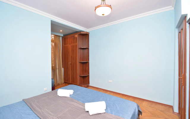 Trekhkomnatnaya v Tsentre Goroda Flat