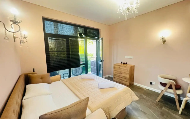 Stilnaya studiya s balkonom na dvoikh Apartments