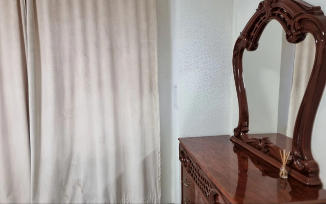 S Uchastkom V Tsentre Goroda Flat