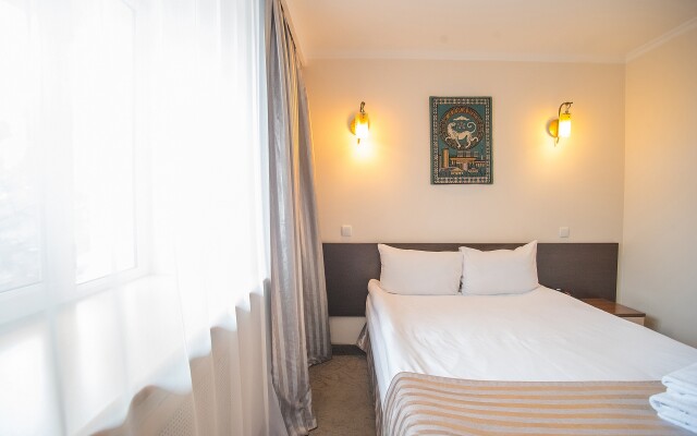 Alma Hotel
