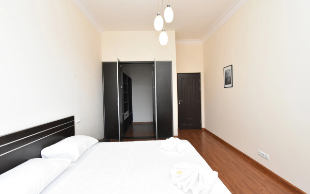 4-Komn. V Zdanii Bulvar Plaza, di644 Flat