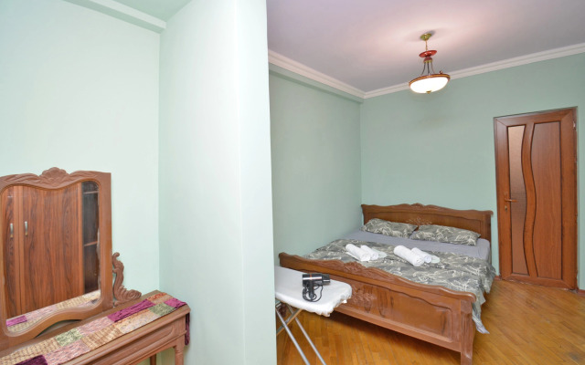Trekhkomnatnaya v Tsentre Goroda Flat
