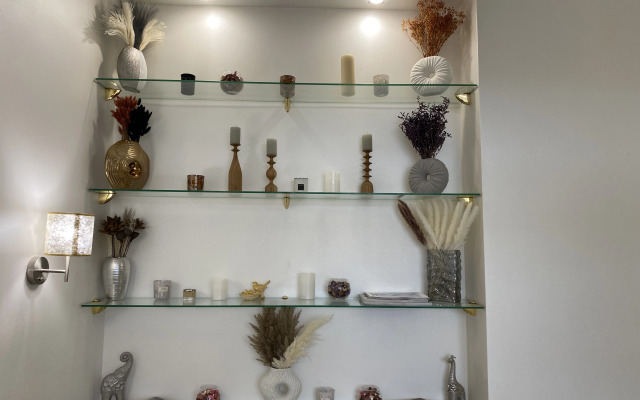 Апартаменты в современном стиле с камином