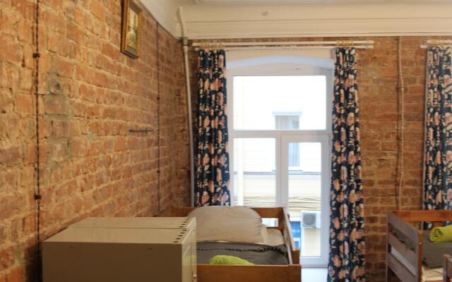 Old Flat Na Sovetskoy Hostel