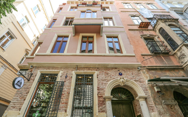 No 8 Galata