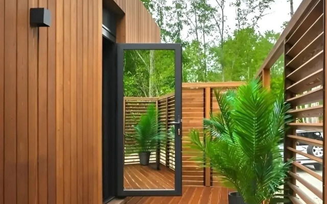 Private House na Beregu Reki s Avtorskim Dizaynom