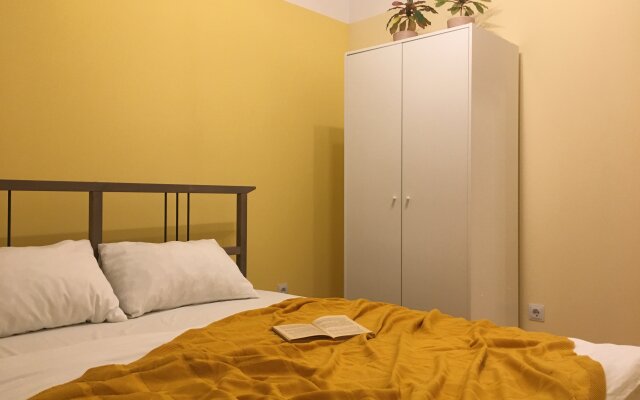 Yevrodvushka s udobnym matrasom ryadom s vokzalom Apartments