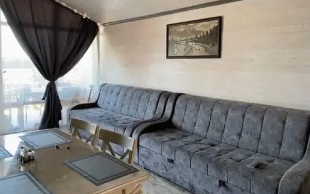 Частный дом с качелей кокон