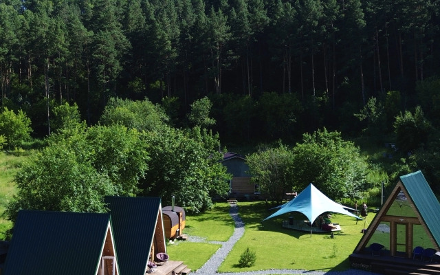 Шале А-фрейм с видом на горы и лес