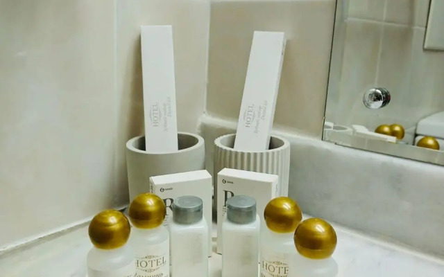 Proton Hotel