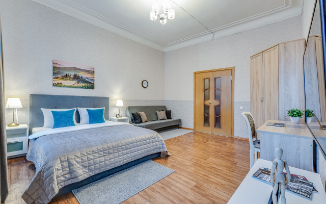 Prostornaya U Naberezhnoy Nevy Flat