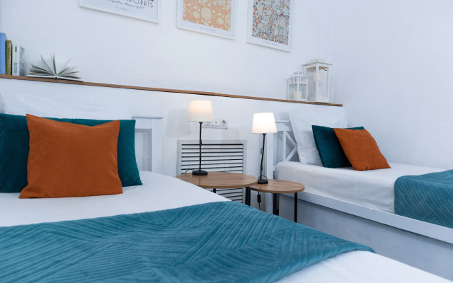 Atmosfernye na naberezhnoj v dome s kolonnami Lovets Snov 1 Apartments