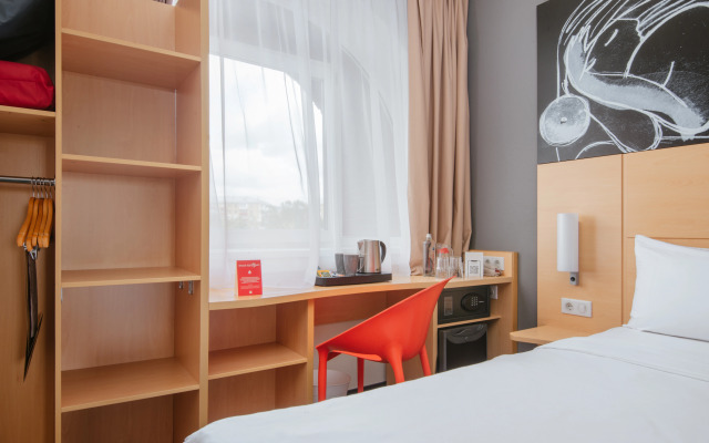 Ibis Oktyabr'skoe Pole Hotel