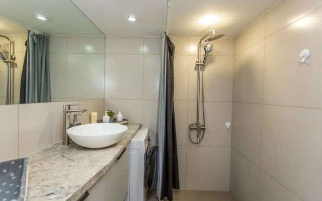 Novye trekhurovnevye apartamenty s vyhodom na Arbat Apartments