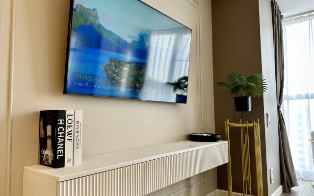 Dizaynerskaya Ryadom S Morem I Krasivym Vidom Flat