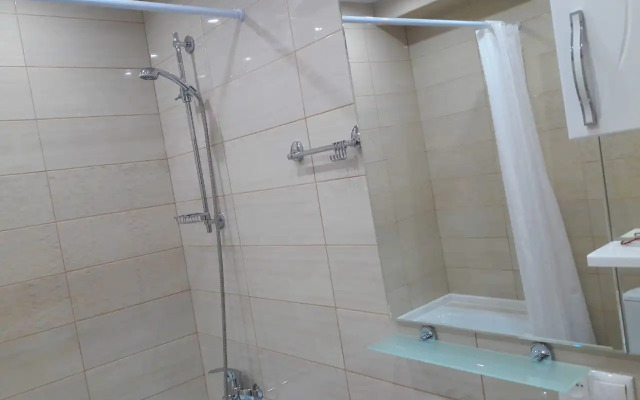 Iz tryokh komnat Flat