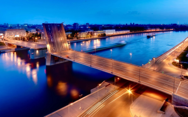 Квартира Евро-двухкомнатная Ван Гог у метро рядом с разводным мостом на Неве и центром