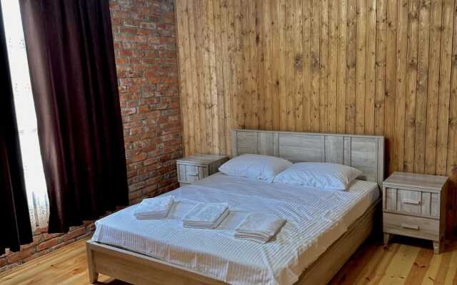 Pod Klyuch GudaLoft Guest House