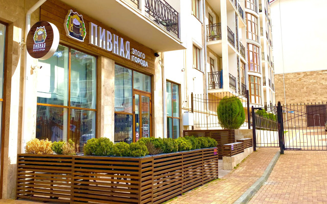 U morya Izumrudny gorod Apartments