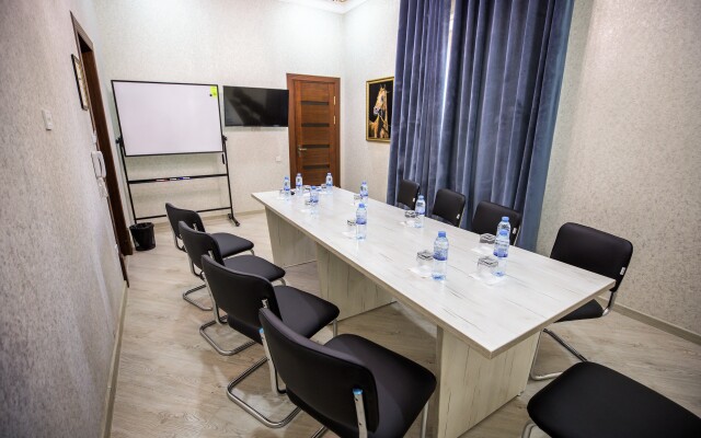 Leader Hotel