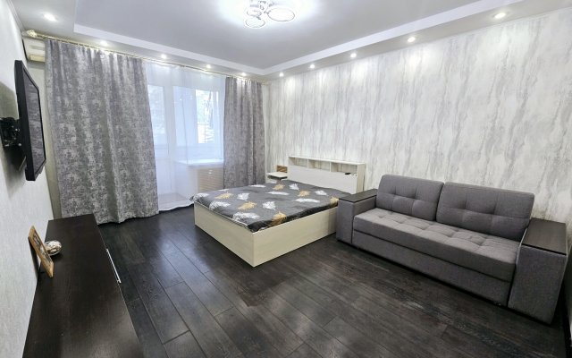 Uyutnye S Balkonom U Akbars Areny Apartments