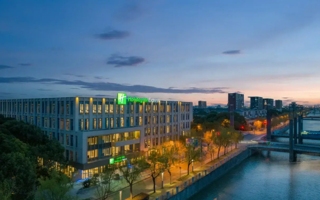 Holiday Inn Express Shanghai Pujiang by IHG Hotel – Outside – Shanghai