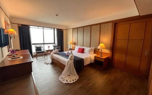 Отель Cholchan Pattaya Beach Resort