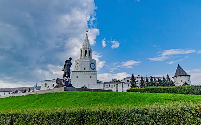 Kremlin Yellow Blue Flat