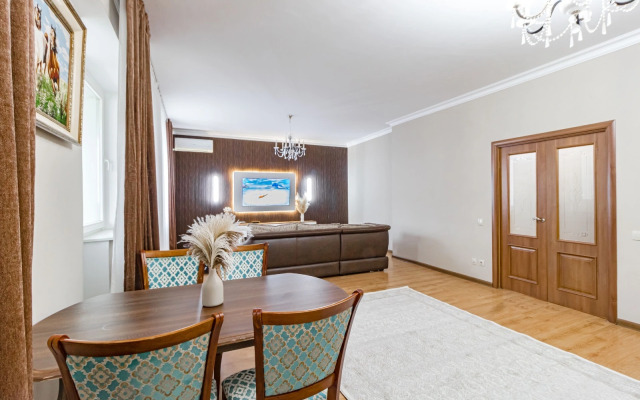 V Tsentre Goroda Ryadom S Bayterekom Apartments