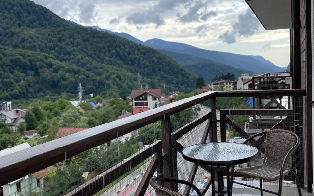 S Balkonom U Podnozhiya Khrebta Aibga Apartments