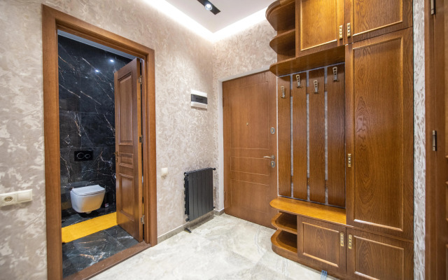 S Prostornoy Terrasoy i Vidom na Park Apartments