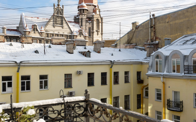 S Mansardoy I Balkonom Na Voznesenskom Prospekte Apartments