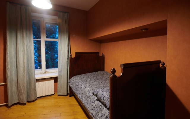 Квартира старинная мебель в лучах солнца